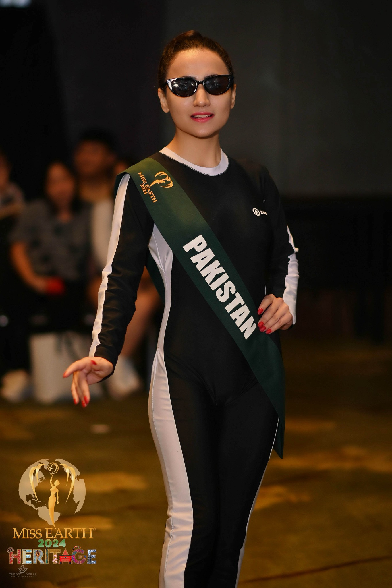 Hai người đẹp Pakistan và Ả Rập mặc trang phục kín đáo trong buổi trình diễn.