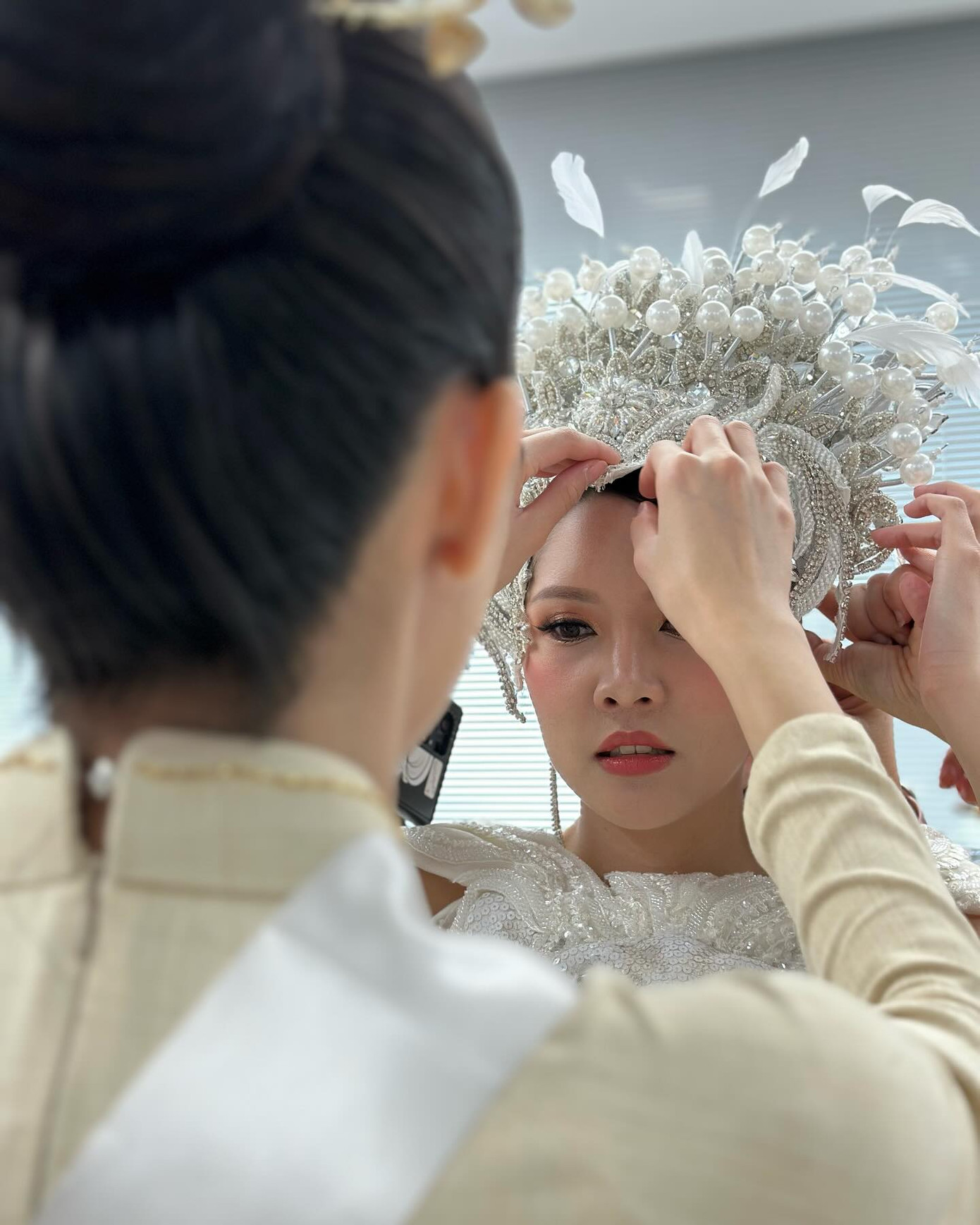 Thanh Thủy giúp đỡ thí sinh Honduras, Singapore trong hậu trường.