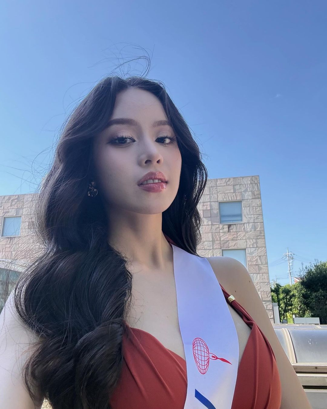 Thanh Thủy khoe hình thể với chiều cao 1,76 m, số đo ba vòng 80-63-94 cm. Cô được khen có cơ bụng săn chắc và đôi chân thon dài, thẳng tắp.