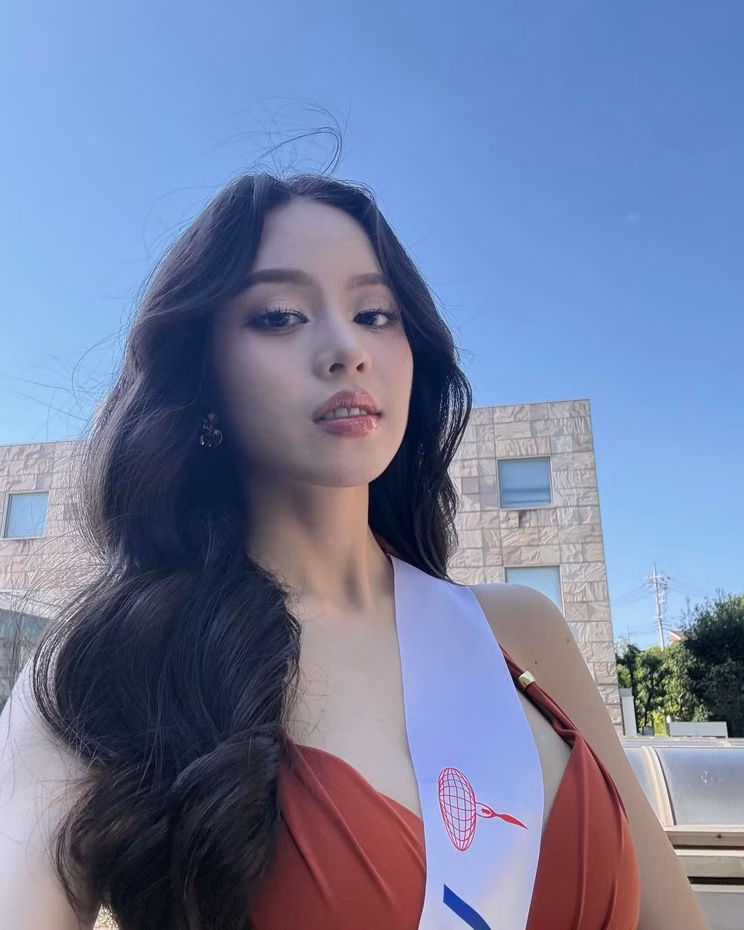 Thanh Thủy khoe hình thể với chiều cao 1,76 m, số đo ba vòng 80-63-94 cm. Cô được khen có cơ bụng săn chắc và đôi chân thon dài, thẳng tắp.