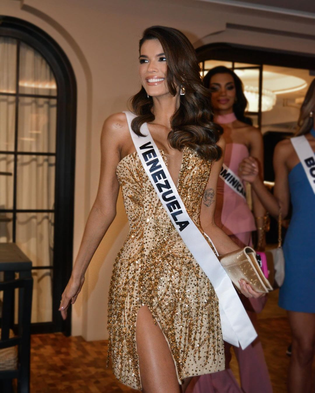 Một bà mẹ trẻ khác gây chú ý ở cuộc thi năm nay là đại diện Venezuela - Ileana Marquez Pedroza. Trong những ngày đầu nhập cuộc, cô luôn xuất hiện rạng rỡ, chỉn chu trước ống kính phóng viên. Người đẹp còn thể hiện sự năng động, tích cực tương tác với các thí sinh.