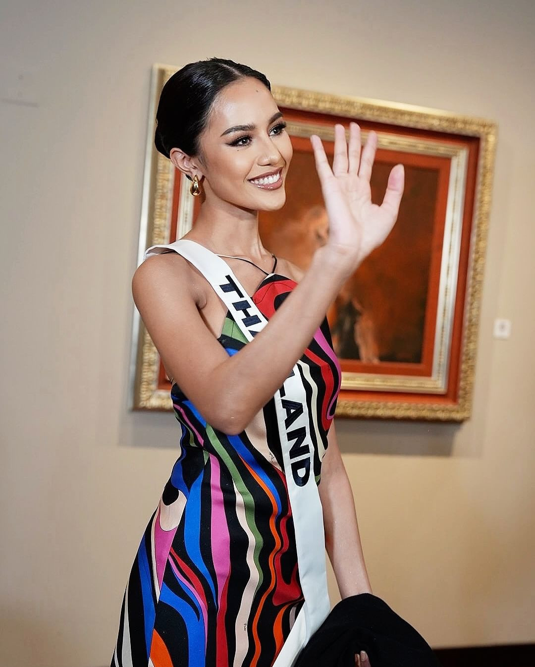 Tại cuộc thi năm nay, Opal có phong cách thời trang ấn tượng. Cô luôn xuất hiện rạng rỡ, chỉn chu, được khán giả khen ngợi. Người đẹp thường dậy vào lúc 3-4h sáng và livestream trong lúc trang điểm, làm tóc để chuẩn bị cho các hoạt động.