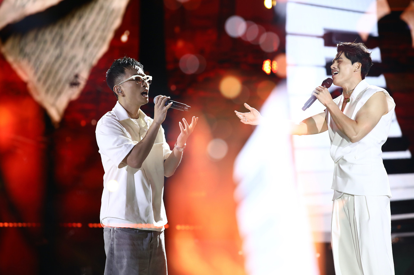 Trong từng bài hát, Quốc Thiên không chỉ hát bằng kỹ thuật, mà còn gửi gắm tâm hồn nghệ sĩ cháy bỏng, một niềm đam mê kiên định. Nam ca sĩ cũng gây bất ngờ với khả năng vũ đạo ấn tượng. Anh không ngần ngại cởi áo, khoe sáu múi trước 4.000 khán giả trong một tiết mục.