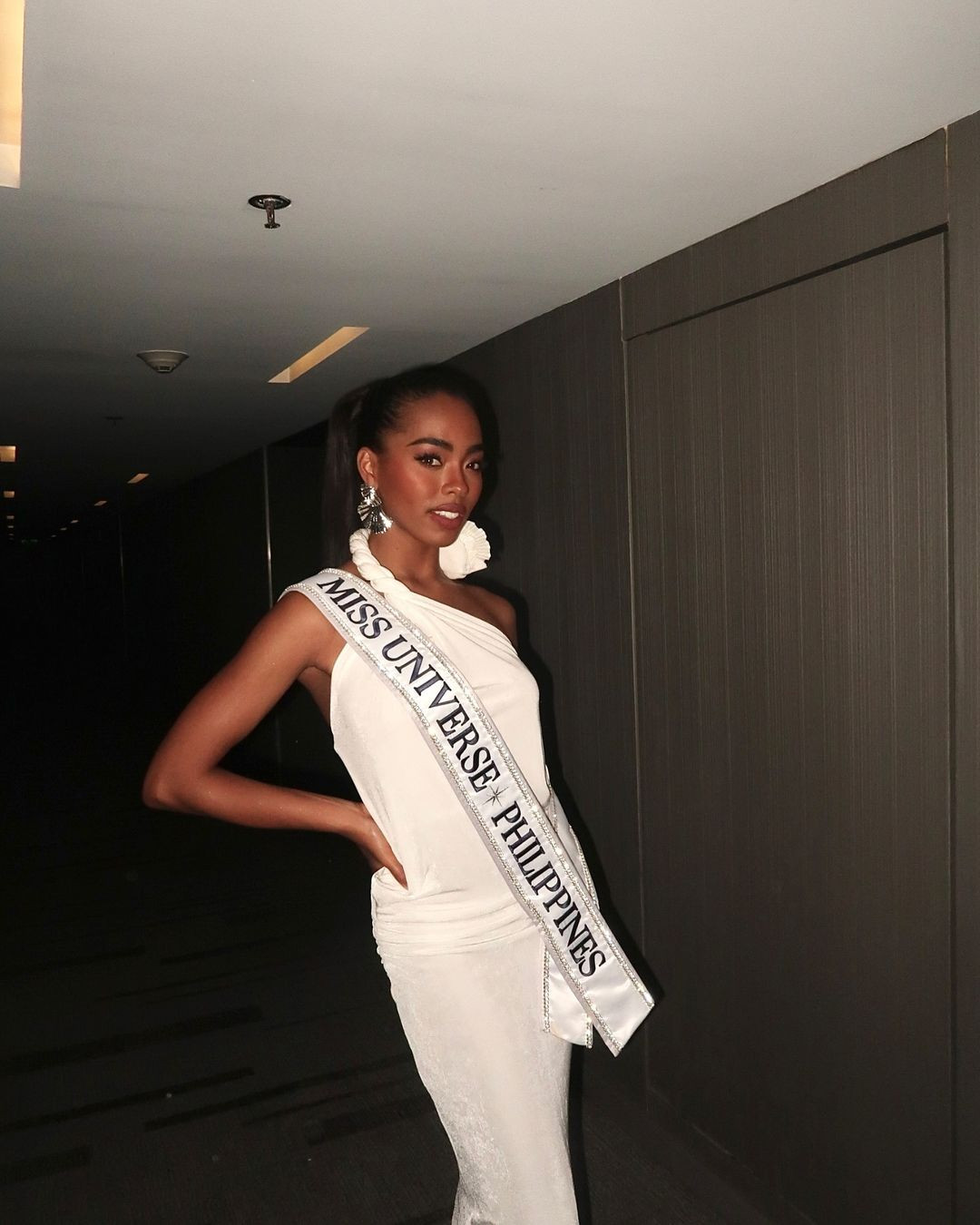 Đại diện Philippines được truyền thông chú ý trong những ngày đầu nhập cuộc. Tuy nhiên, mỗi lần xuất hiện, Chelsea Manalo đều gây tranh cãi với nhan sắc và phong cách ăn mặc. Chelsea Manalo năm nay 24 tuổi, sinh ra và lớn lên ở thành phố Bulacan. Người đẹp có chiều cao 1,7 m, gây chú ý với làn da sẫm màu và mái tóc xoăn cá tính.