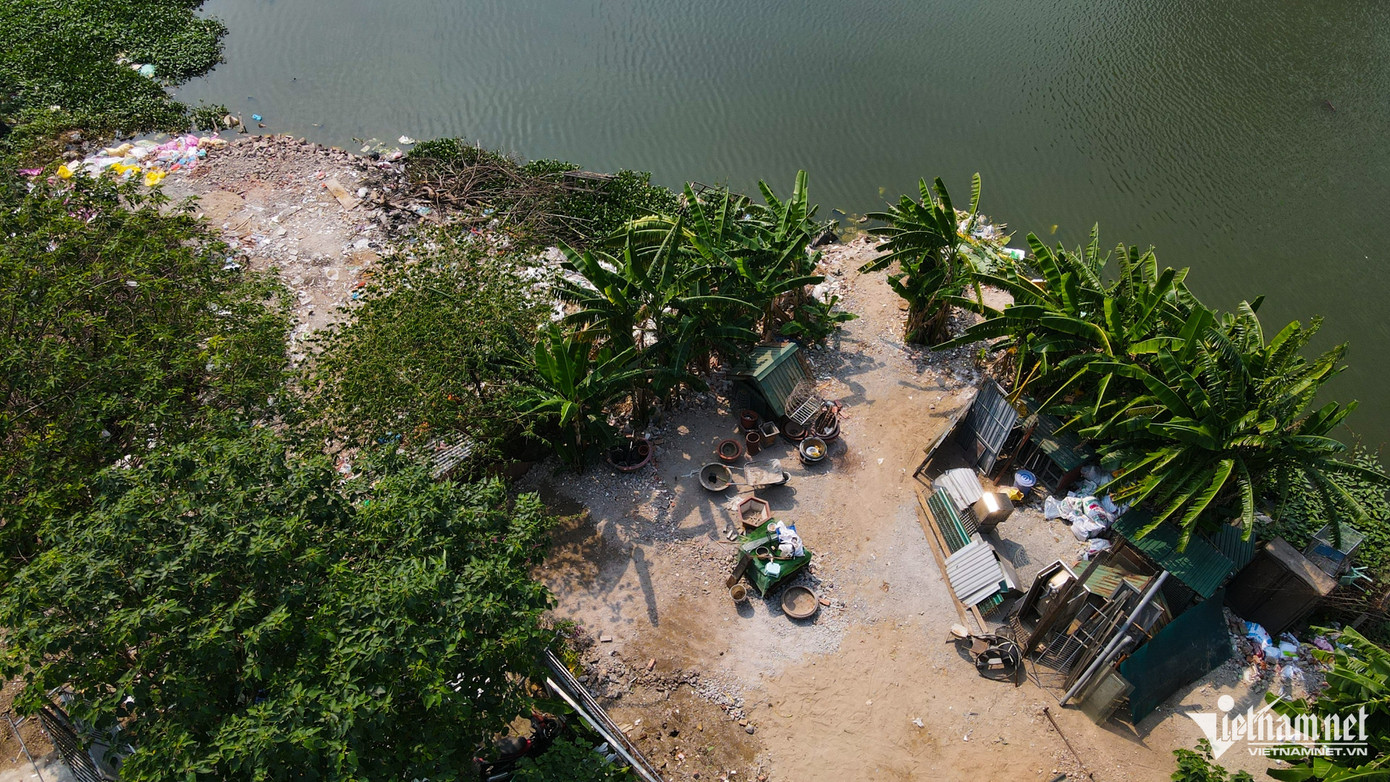 Những bãi phế thải lấn ra hồ trong ngõ 175 Định Công có thể thấy rất rõ. Đá vụn, rác thải được tập kết tại nhiều điểm ven đầm.