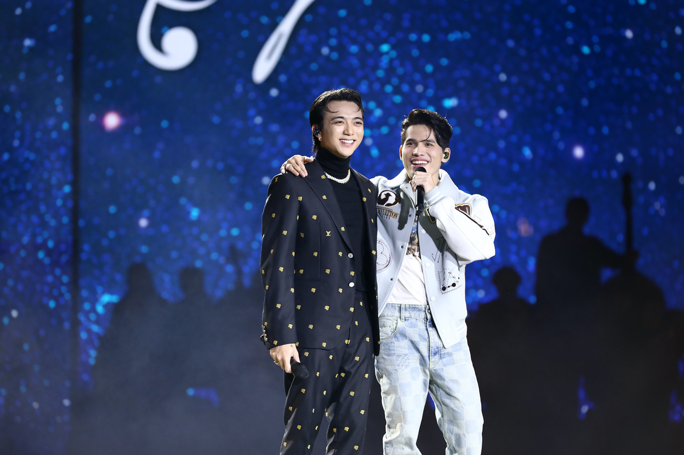 Soobin Hoàng Sơn với phong cách biểu diễn ăn ý cùng Quốc Thiên, đã đưa sân khấu lên cao trào cảm xúc với Phía sau một cô gái và Xin đừng lặng im – những bài hát quen thuộc với khán giả.