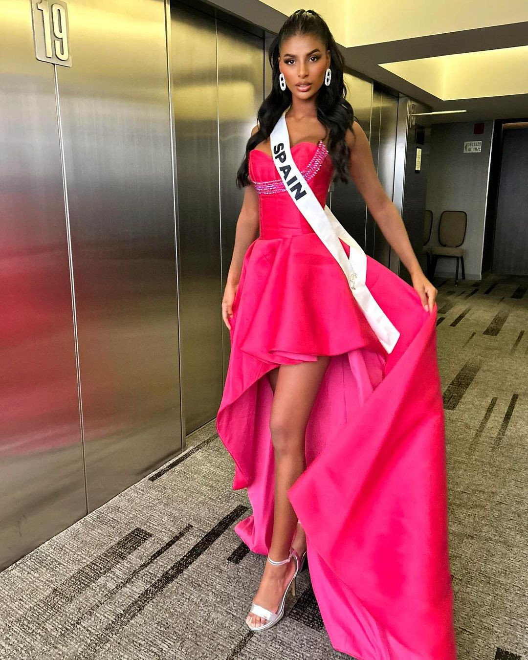 Đại diện Tây Ban Nha - Michelle Jiménez - là ứng viên nổi bật tiếp theo ở khu vực châu Âu. Những ngày qua, cô gây ấn tượng với phong cách thời trang rực rỡ và vẻ đẹp khỏe khoắn.