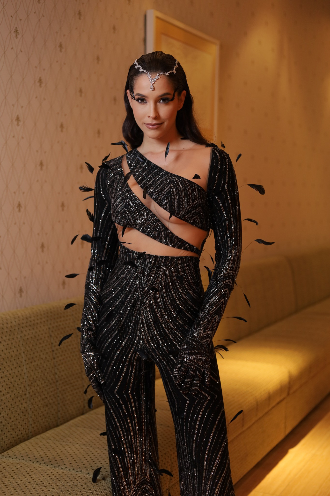 Hoa hậu Quốc tế 2023 Andrea Rubio diện jumpsuit tông màu đen, đính lông vũ bí ẩn, quyến rũ.