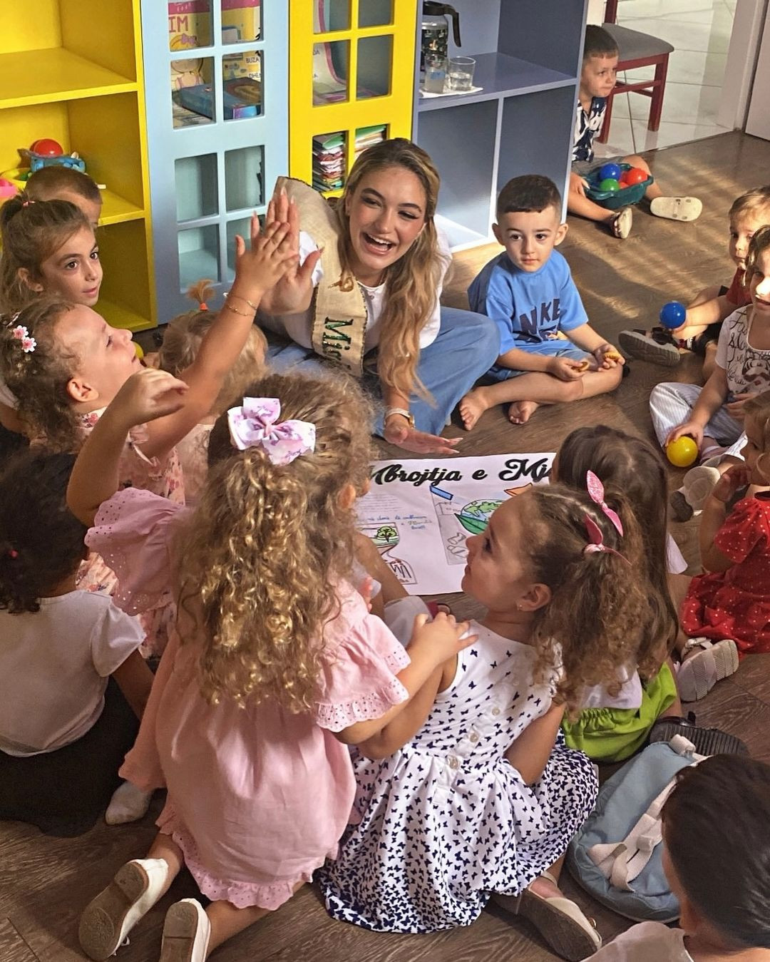 Người đẹp cùng tổ chức phi lợi nhuận River Cleanup giúp thu dọn rác thải trên sông, hồ, kênh... để giữ sạch nguồn nước.