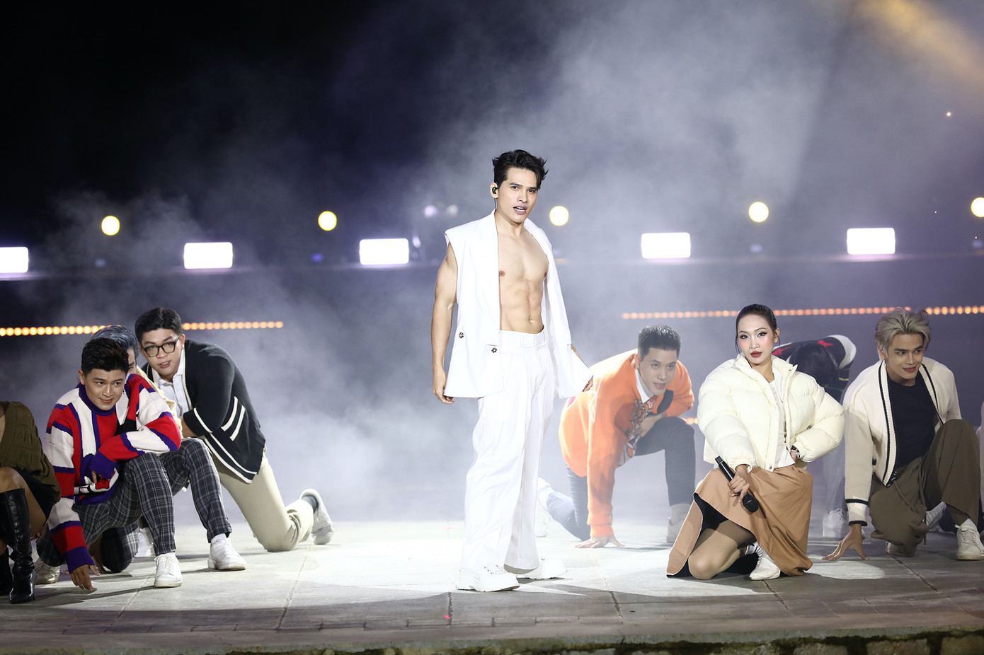 Trong từng bài hát, Quốc Thiên không chỉ hát bằng kỹ thuật, mà còn gửi gắm tâm hồn nghệ sĩ cháy bỏng, một niềm đam mê kiên định. Nam ca sĩ cũng gây bất ngờ với khả năng vũ đạo ấn tượng. Anh không ngần ngại cởi áo, khoe sáu múi trước 4.000 khán giả trong một tiết mục.