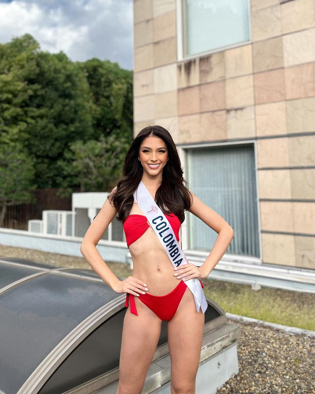 Đại diện Colombia - Juanita Urrea - là ứng viên sáng giá cho vương miện. Juanita Urrea đã hoàn thành chương trình học tại Đại học ICESI với bằng về Kỹ thuật Công nghiệp. Cô thông thạo tiếng Anh và Tây Ban Nha. Người đẹp từng tham dự Señorita Colombia 2002 và giành được vị trí á hậu trước khi tham gia Miss International 2024.