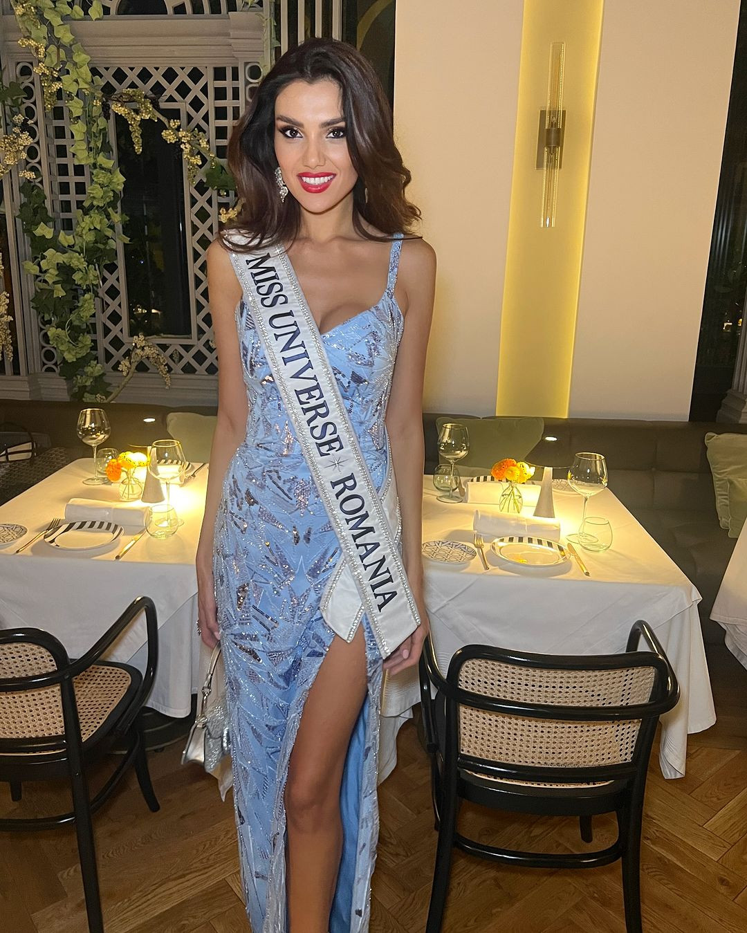 Ở khu vực châu Âu, đại diện Romania - Loredana Salanță - gây chú ý với vẻ đẹp cổ điển, lộng lẫy. Cô là thí sinh có kinh nghiệm thi sắc đẹp ấn tượng, từng dự thi Miss World 2009.