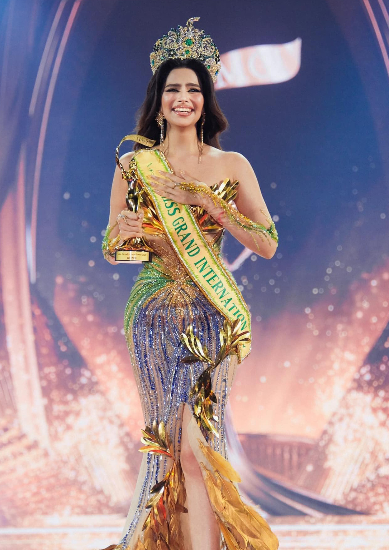 Nhà thiết kế Thượng Gia Kỳ thiết kế váy dạ hội bán kết và chung kết cho Hoa hậu Hòa bình Quốc tế 2024 Rachel Gupta. Nhà thiết kế Thượng Gia Kỳ thiết kế váy dạ hội bán kết và chung kết cho Hoa hậu Hòa bình Quốc tế 2024 Rachel Gupta.