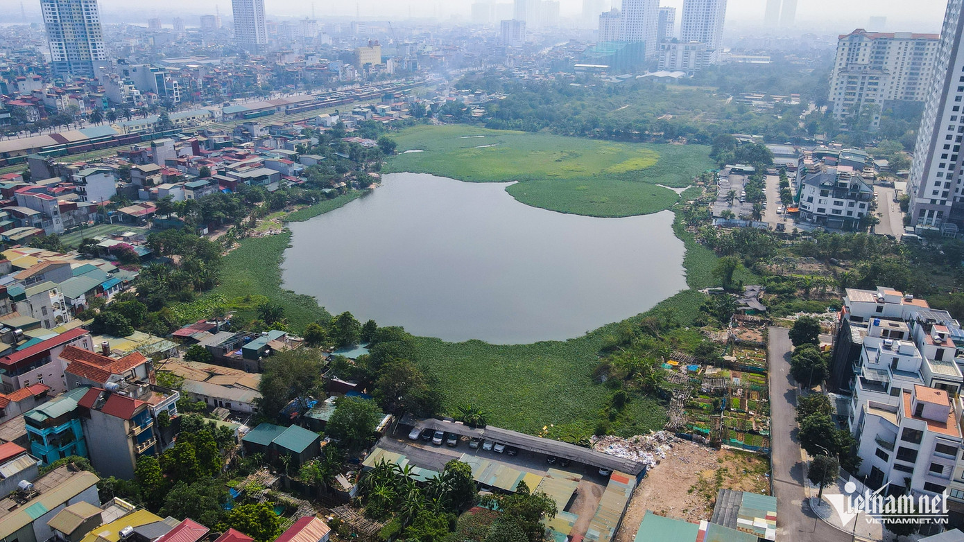 Khu vực Đầm Đỗi nằm trên địa bàn hai phường Định Công và Thịnh Liệt (quận Hoàng Mai, Hà Nội) bị đổ trộm phế thải, san lấp trái phép trong suốt thời gian dài. Nhìn từ trên cao có thể thấy rõ nhiều bãi đất lấn ra phía lòng hồ vẫn còn ngổn ngang phế, vật liệu. Nhà tạm, lán xưởng được quây kín bằng tôn mọc lên nhan nhản ven hồ.