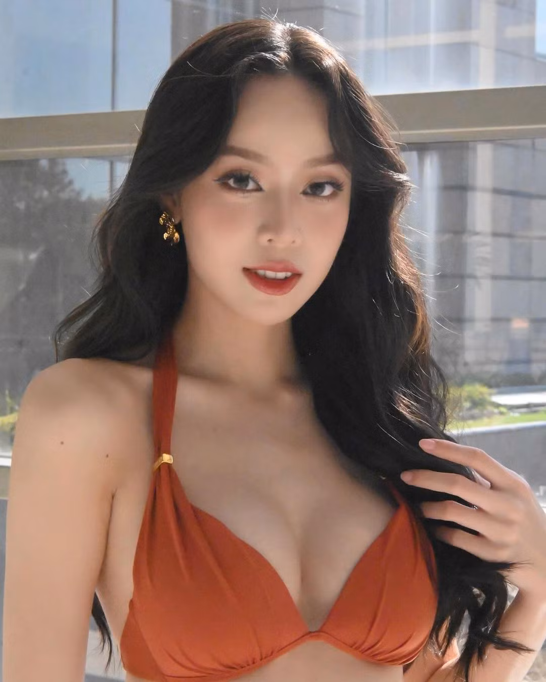 Đại diện Việt Nam khoe nhan sắc rạng rỡ trong bộ bikini hai mảnh tông màu đỏ. Người đẹp để tóc xoăn uốn lượn và trang điểm nhẹ nhàng. Vẻ ngoài của Hoa hậu Việt Nam nhận được nhiều lời khen ngợi từ khán giả.