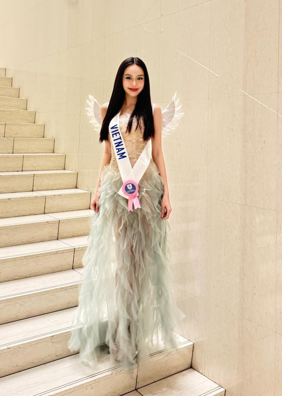 Hoa hậu Thanh Thủy diện bộ váy dạ hội xuyên thấu tông màu xanh pastel, hóa thân thành cô tiên xanh ở buổi tiệc. Người đẹp trổ tài tự make-up phù hợp với vẻ ngoài. Những ngày qua, Thanh Thủy được khen tự trang điểm, làm tóc chuyên nghiệp.