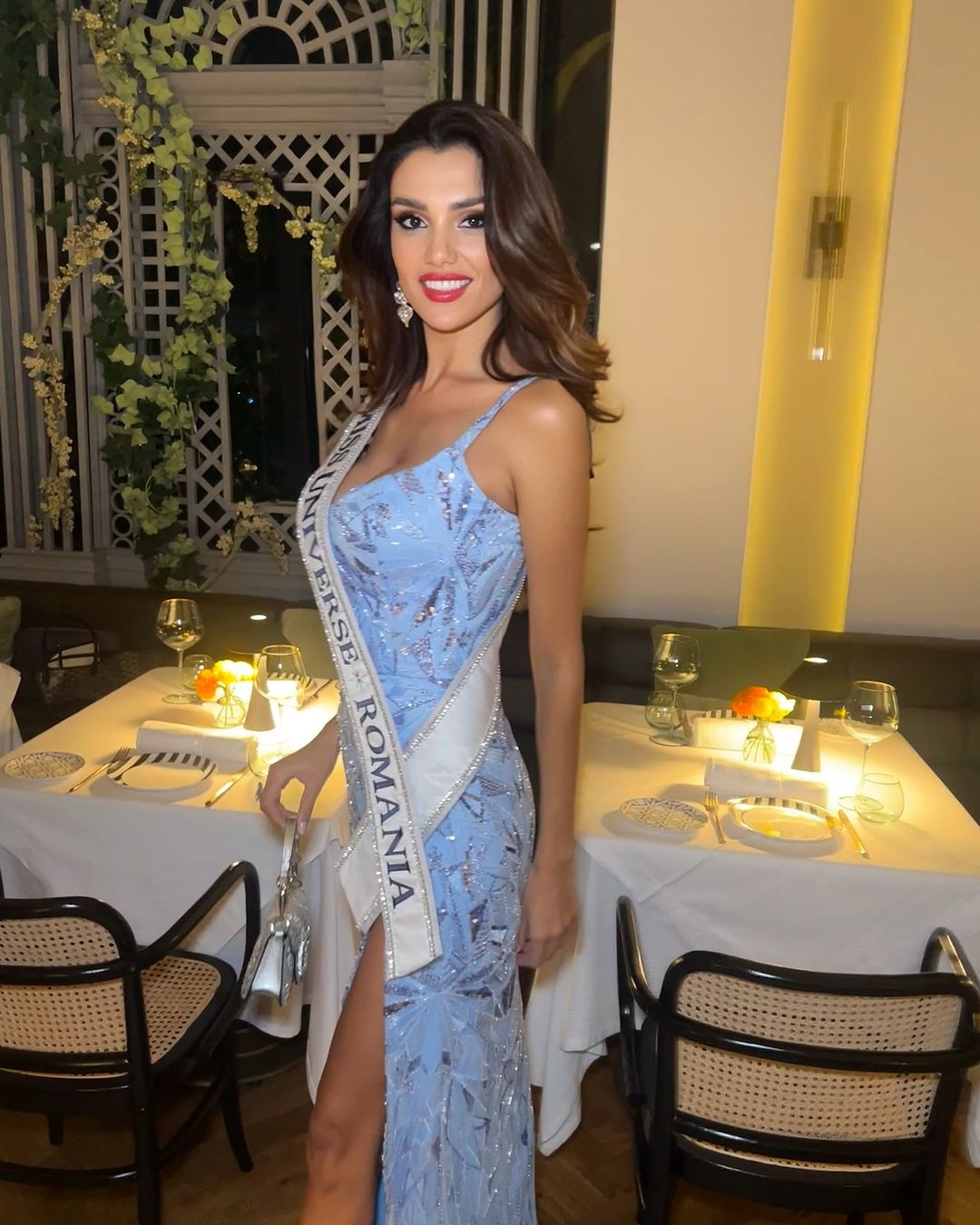 Ở khu vực châu Âu, đại diện Romania - Loredana Salanță - gây chú ý với vẻ đẹp cổ điển, lộng lẫy. Cô là thí sinh có kinh nghiệm thi sắc đẹp ấn tượng, từng dự thi Miss World 2009.