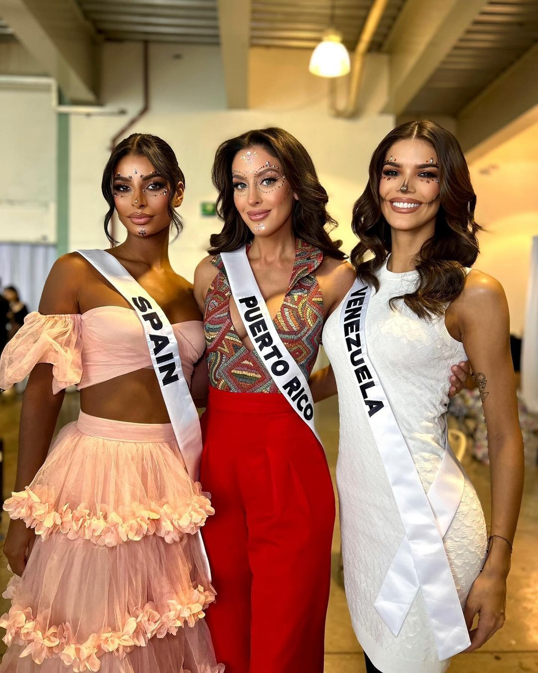 Người đẹp Puerto Rico có kinh nghiệm thi sắc đẹp ấn tượng. Cô giành giải Á hậu 2 Hoa hậu Thiếu niên Puerto Rico và Á hậu 1 Hoa hậu Hoàn vũ Puerto Rico 2009. Năm 2009, cô giành chiến thắng tại Hoa hậu Thế giới Puerto Rico và đại diện Puerto Rico tại Hoa hậu Thế giới 2009 nhưng không giành thành tích.