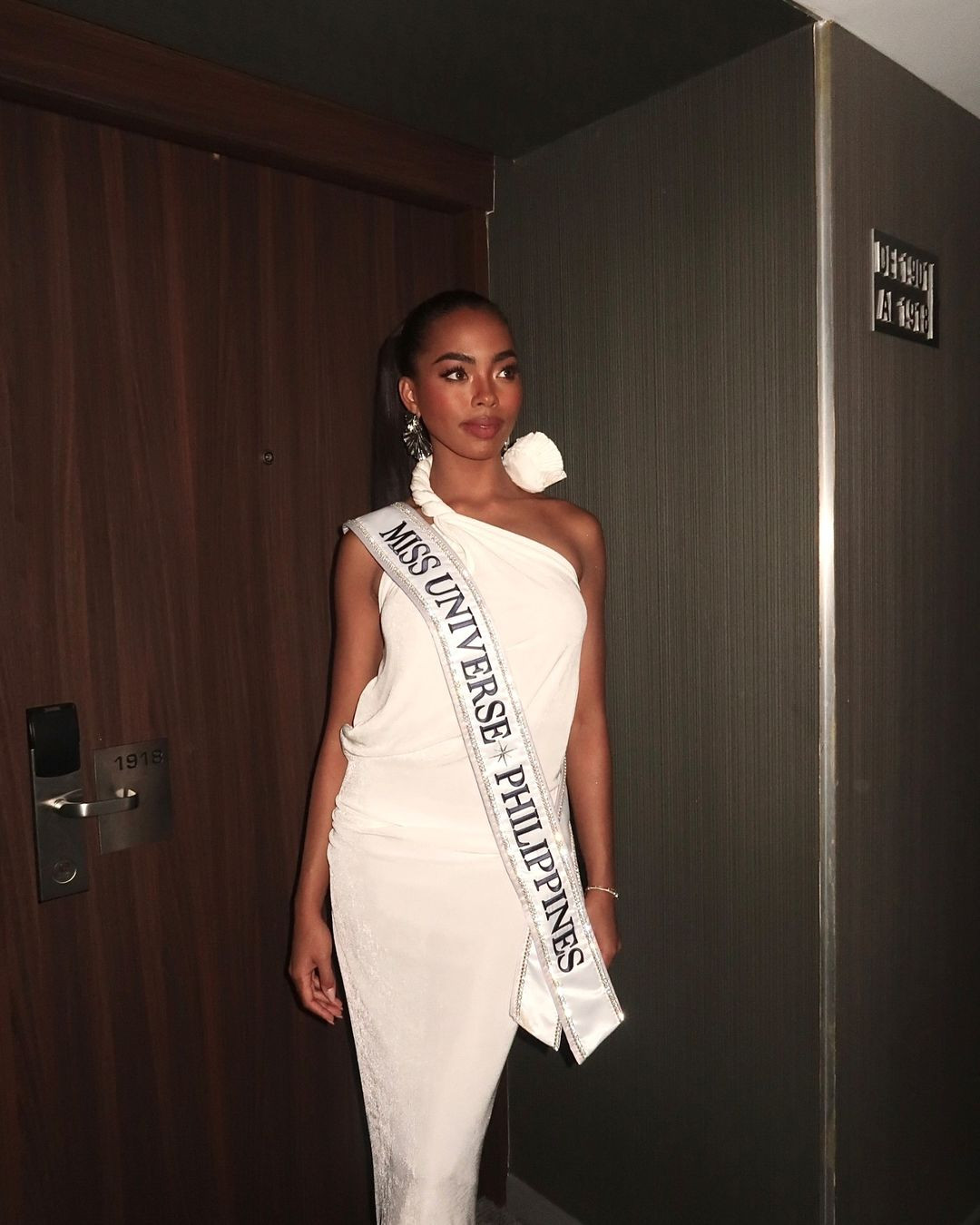 Đại diện Philippines được truyền thông chú ý trong những ngày đầu nhập cuộc. Tuy nhiên, mỗi lần xuất hiện, Chelsea Manalo đều gây tranh cãi với nhan sắc và phong cách ăn mặc. Chelsea Manalo năm nay 24 tuổi, sinh ra và lớn lên ở thành phố Bulacan. Người đẹp có chiều cao 1,7 m, gây chú ý với làn da sẫm màu và mái tóc xoăn cá tính.