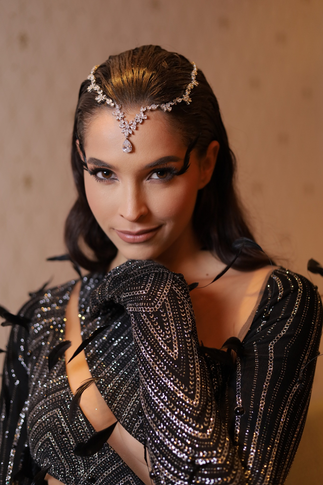 Hoa hậu Quốc tế 2023 Andrea Rubio diện jumpsuit tông màu đen, đính lông vũ bí ẩn, quyến rũ.