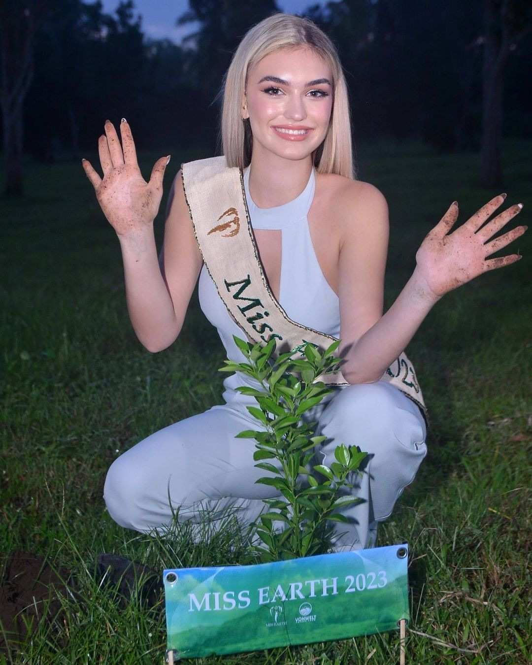 Trong lần hiếm hoi tham gia hoạt động từ thiện, cô đến thăm một trường mẫu giáo và trò chuyện với các trẻ em về tầm quan trọng của việc trồng cây, bảo vệ môi trường.