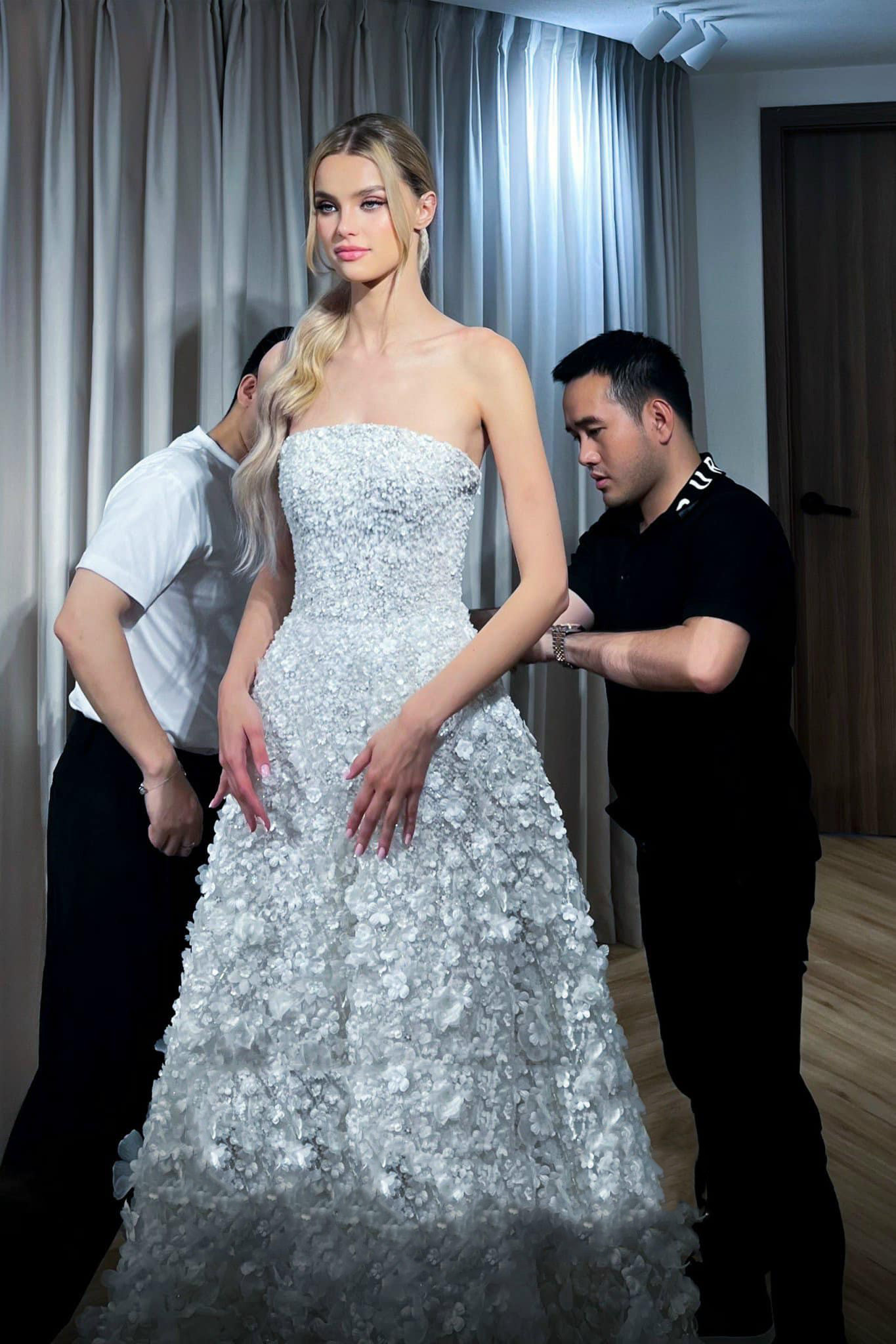 Nhà thiết kế Lê Thanh Hòa nhiều lần may váy cho đương kim Hoa hậu Thế giới Krystyna Pyszková.