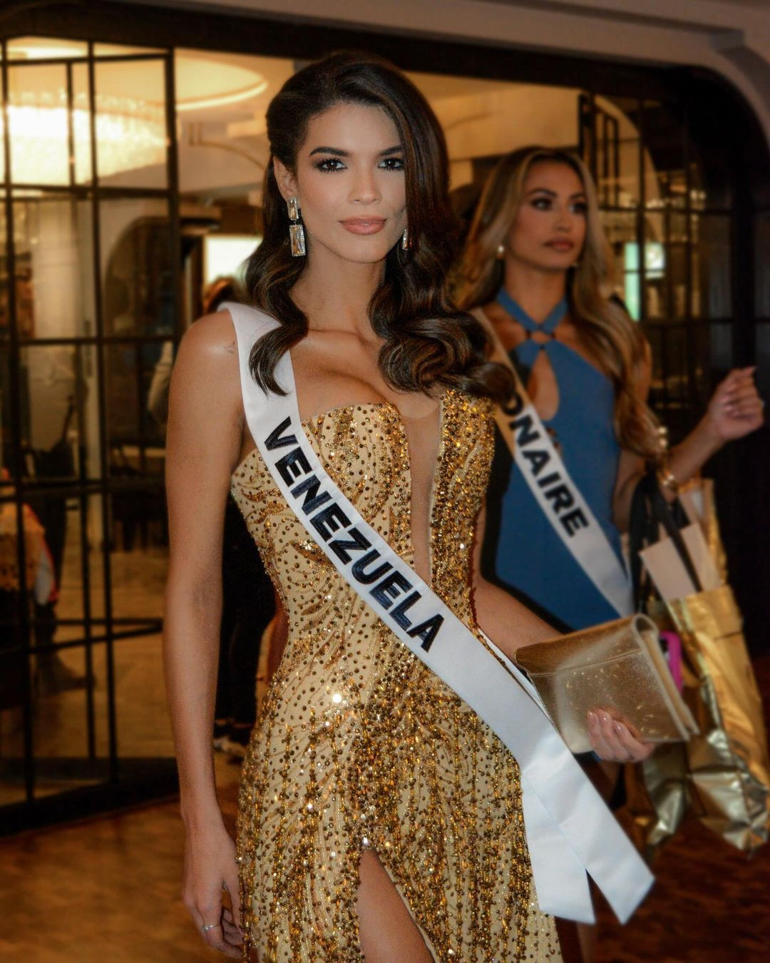 Một bà mẹ trẻ khác gây chú ý ở cuộc thi năm nay là đại diện Venezuela - Ileana Marquez Pedroza. Trong những ngày đầu nhập cuộc, cô luôn xuất hiện rạng rỡ, chỉn chu trước ống kính phóng viên. Người đẹp còn thể hiện sự năng động, tích cực tương tác với các thí sinh.