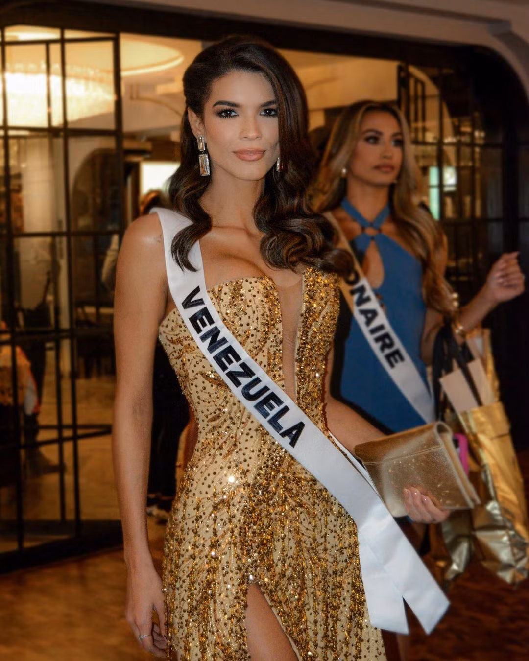 Một bà mẹ trẻ khác gây chú ý ở cuộc thi năm nay là đại diện Venezuela - Ileana Marquez Pedroza. Trong những ngày đầu nhập cuộc, cô luôn xuất hiện rạng rỡ, chỉn chu trước ống kính phóng viên. Người đẹp còn thể hiện sự năng động, tích cực tương tác với các thí sinh.