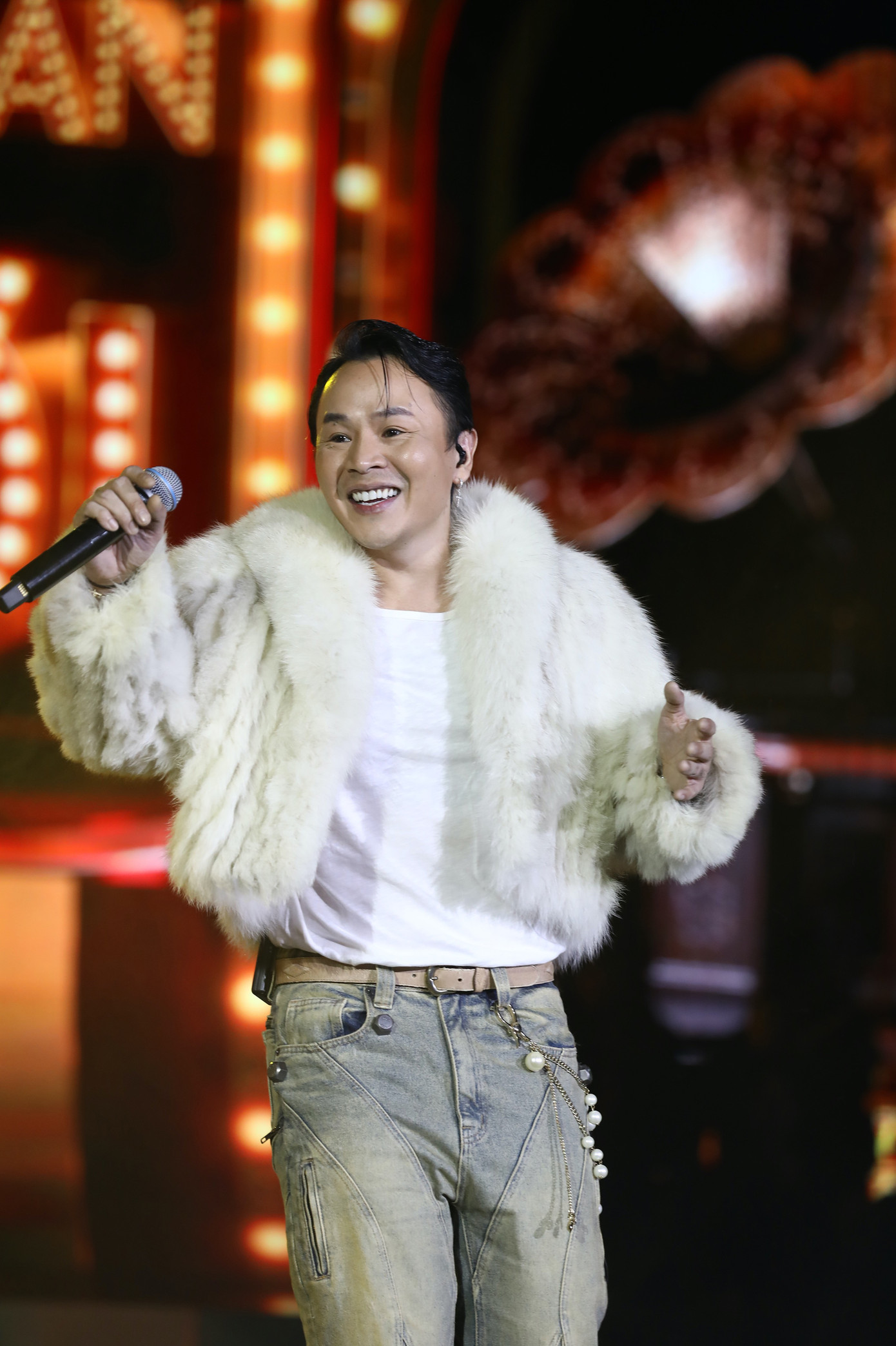 Các khách mời của đêm nhạc đã mang tới phần biểu diễn ấn tượng. Hà Nhi khoe giọng hát sâu lắng qua Vì yêu, trong khi đó Binz và Quốc Thiên lần đầu song ca Tình nhân ơi khiến khán giả hào hứng.