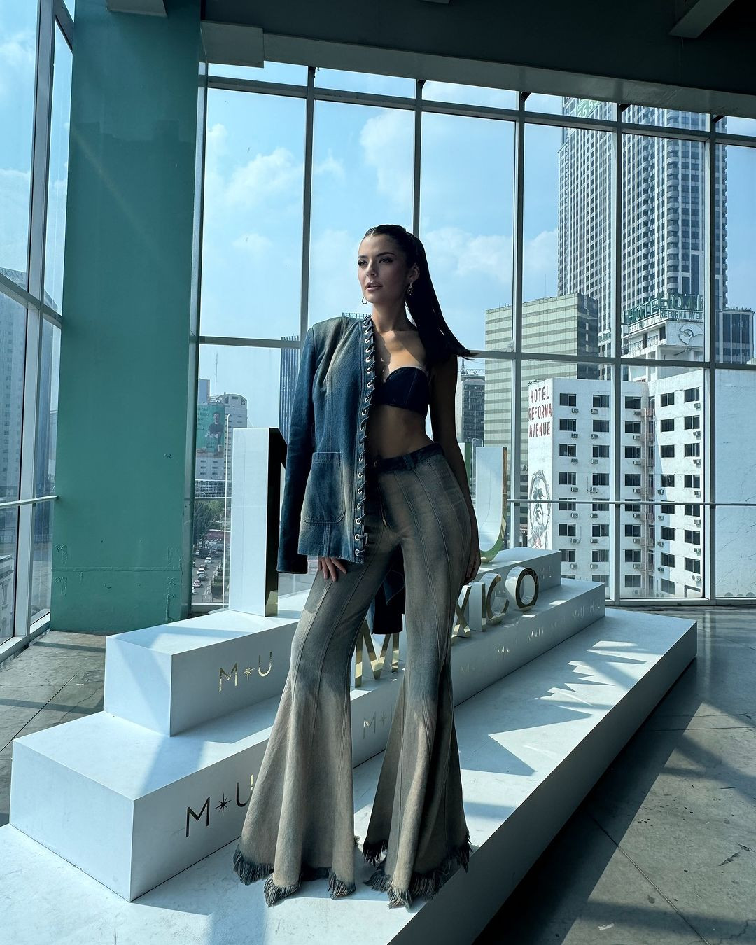 Đại diện Peru - Tatiana Calmell - được nhận xét là ứng viên nổi bật trong những ngày đầu nhập cuộc. Cô có phong cách thời trang cá tính, hiện đại.