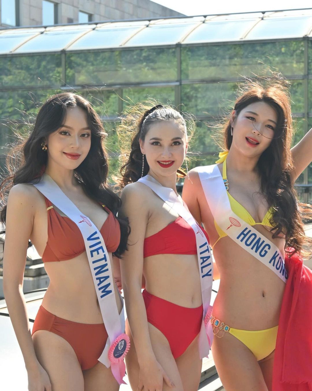 Hoa hậu Thanh Thủy bắt cặp cùng hai thí sinh Italia và Hong Kong (Trung Quốc) trong buổi chụp ảnh.