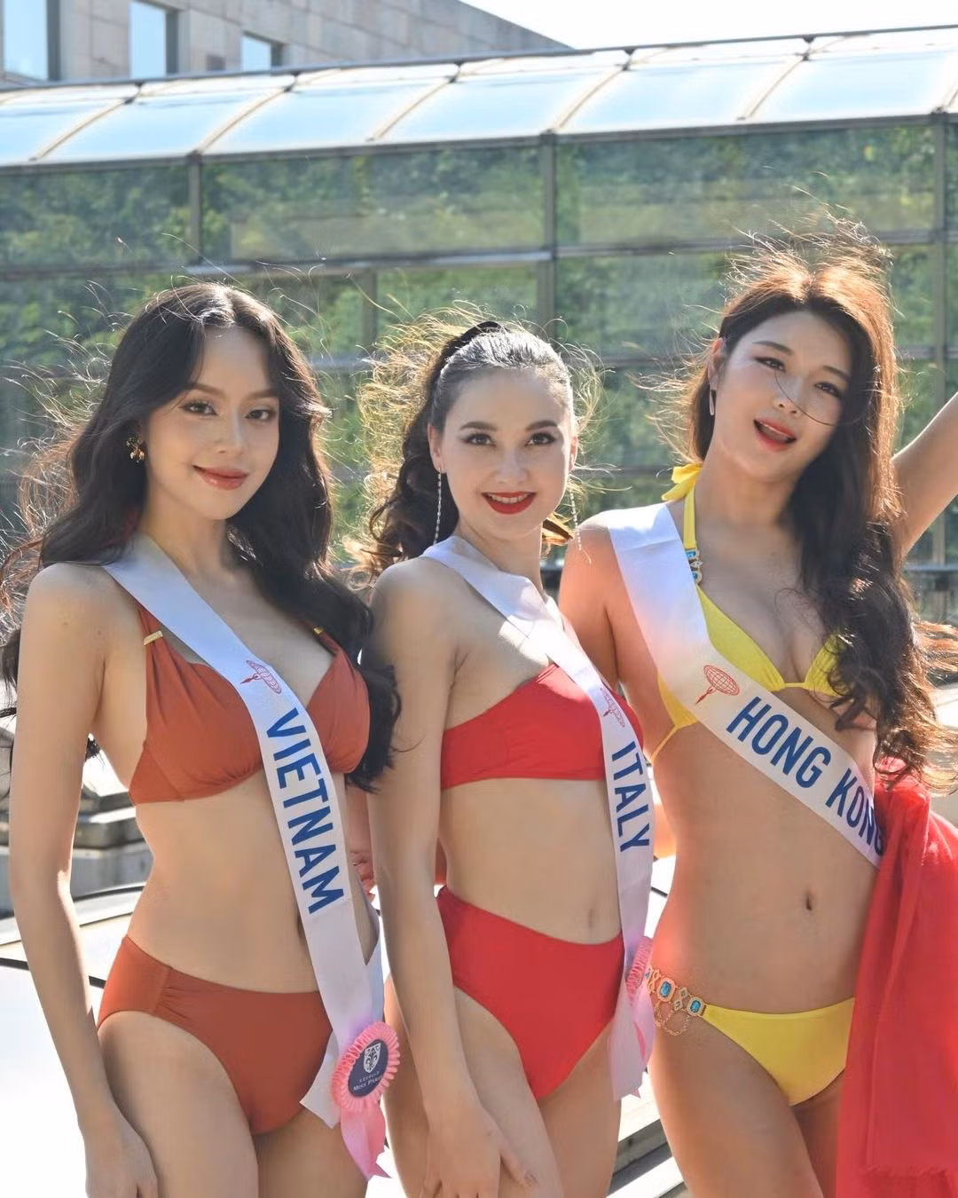 Hoa hậu Thanh Thủy bắt cặp cùng hai thí sinh Italia và Hong Kong (Trung Quốc) trong buổi chụp ảnh.