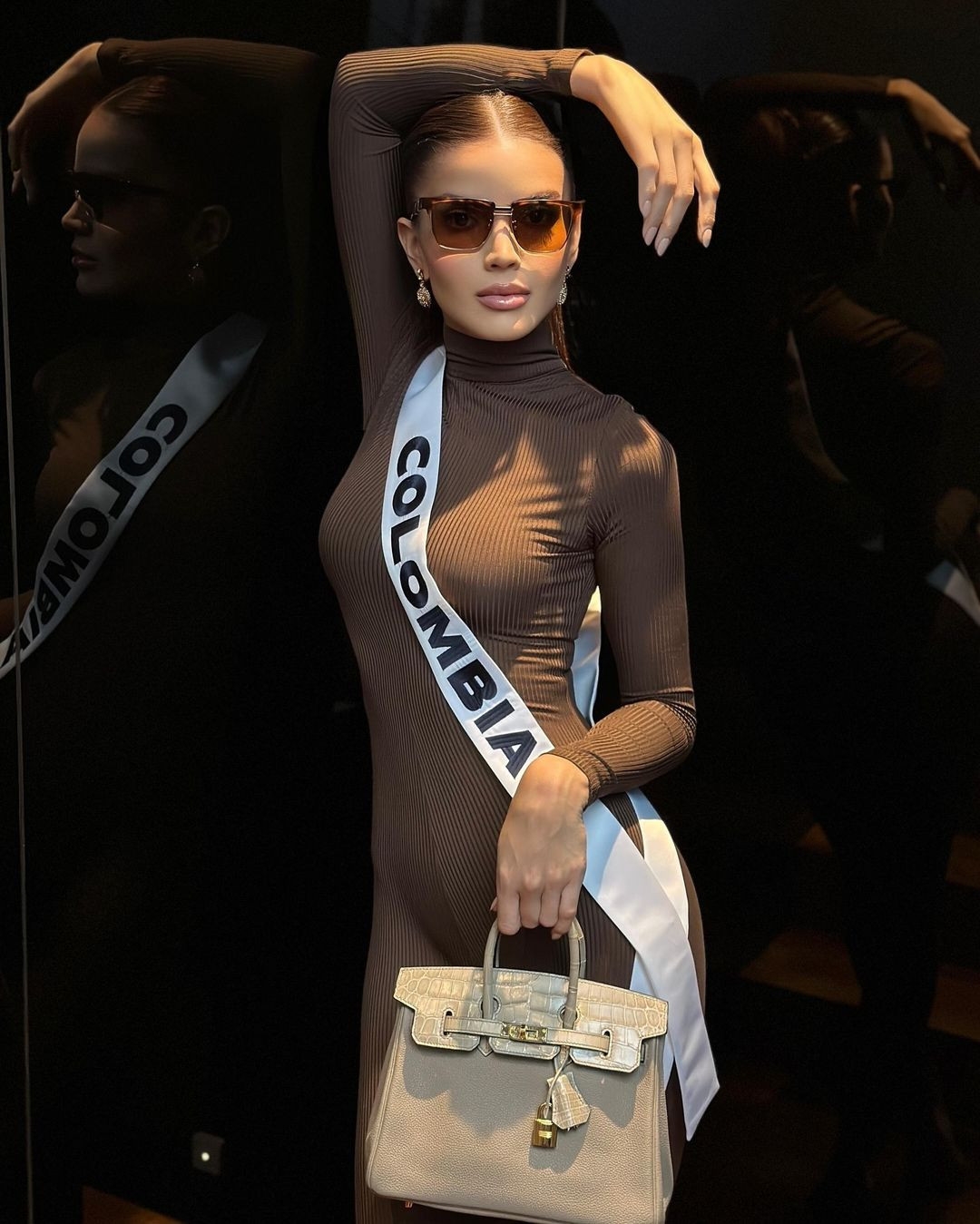 Trong quá trình tham gia cuộc thi, người đẹp Colombia xuất hiện với hình ảnh một fashionista sang chảnh cùng nhiều phụ kiện hàng hiệu.