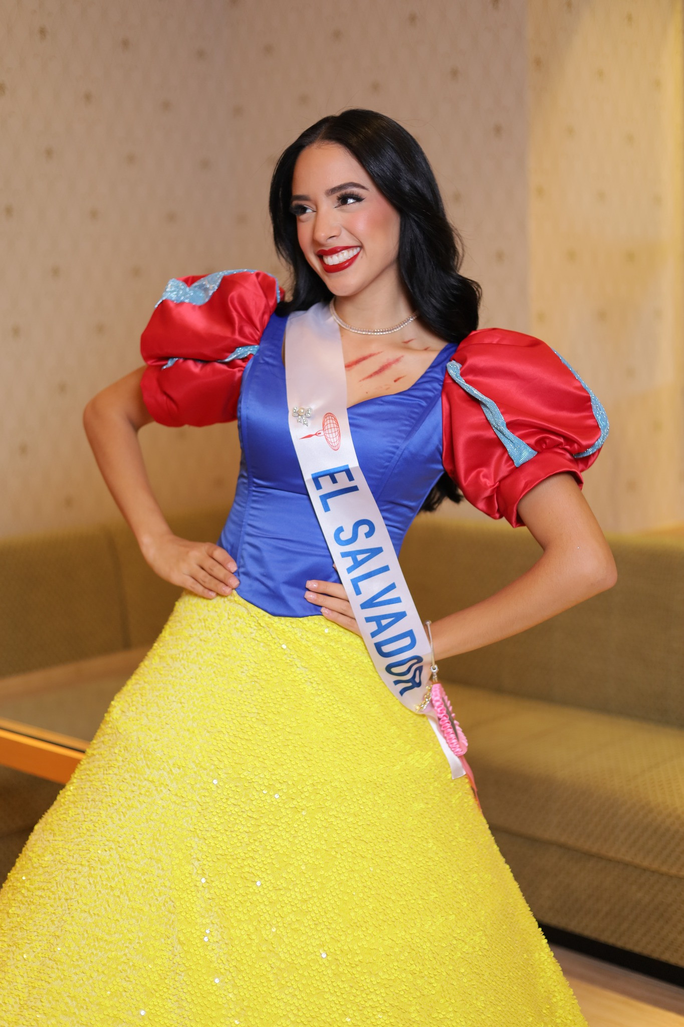 Người đẹp El Salvador hóa thân thành Bạch tuyết.