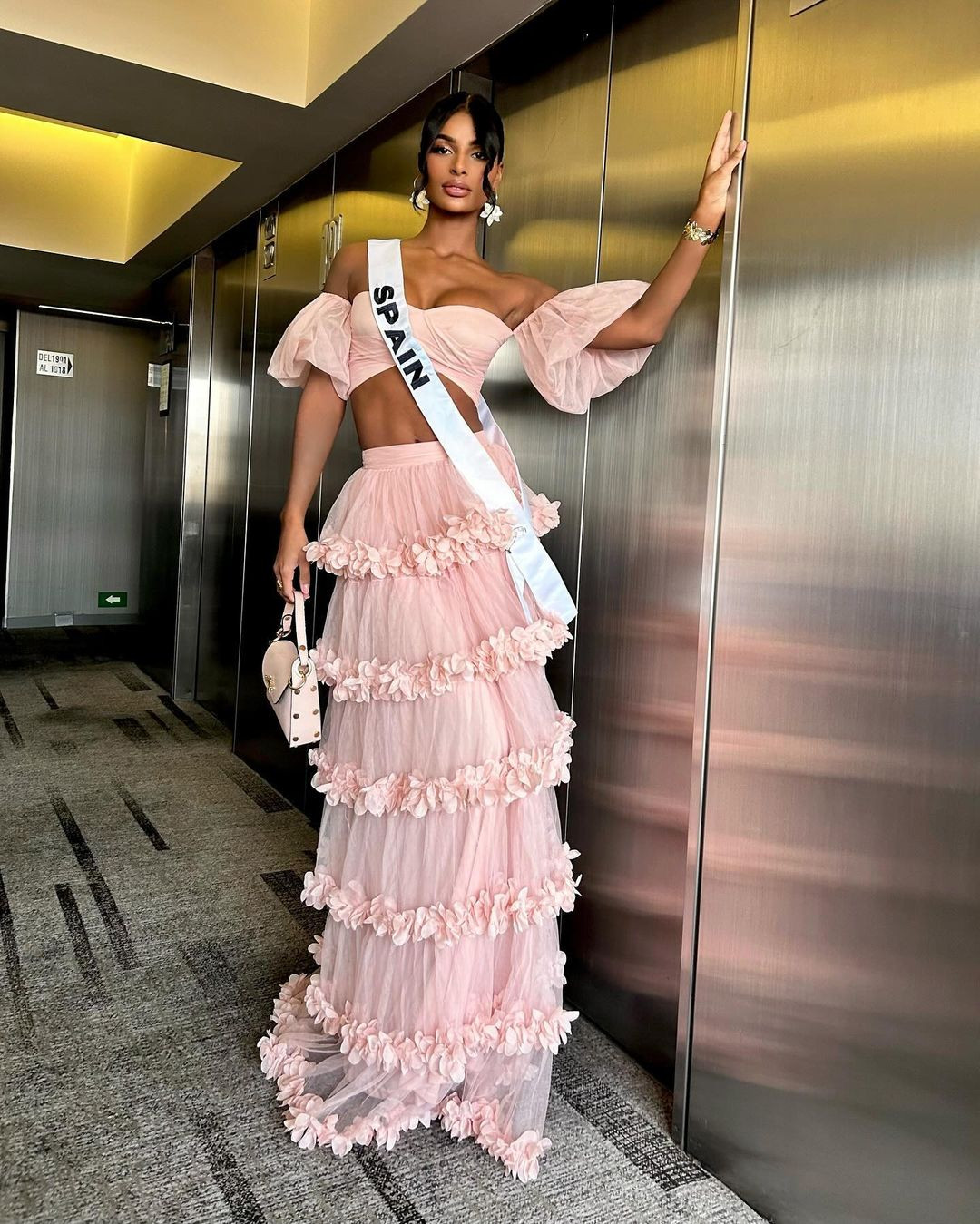 Đại diện Tây Ban Nha - Michelle Jiménez - là ứng viên nổi bật tiếp theo ở khu vực châu Âu. Những ngày qua, cô gây ấn tượng với phong cách thời trang rực rỡ và vẻ đẹp khỏe khoắn.