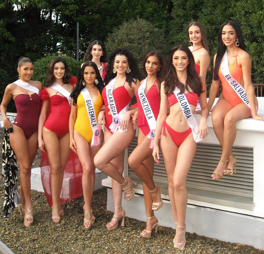 Ngày 4/11 đã diễn ra hoạt động chụp ảnh ngoài trời với trang phục áo tắm tại cuộc thi Hoa hậu Quốc tế 2024. Dàn thí sinh khoe sắc trong những bộ áo tắm tông màu đỏ nổi bật.