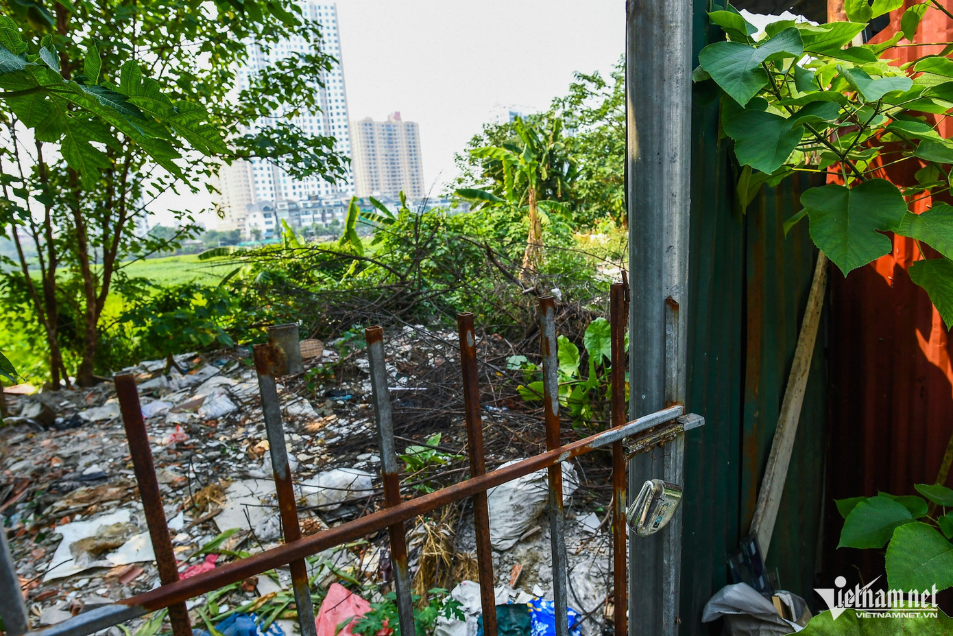 Quanh khu vực ngõ 364 Giải Phóng, phần lớn đường ra hồ được quây tôn kín mít. Một số hộ dân làm cổng ngăn cách, có khóa trái để hạn chế người đi lại.