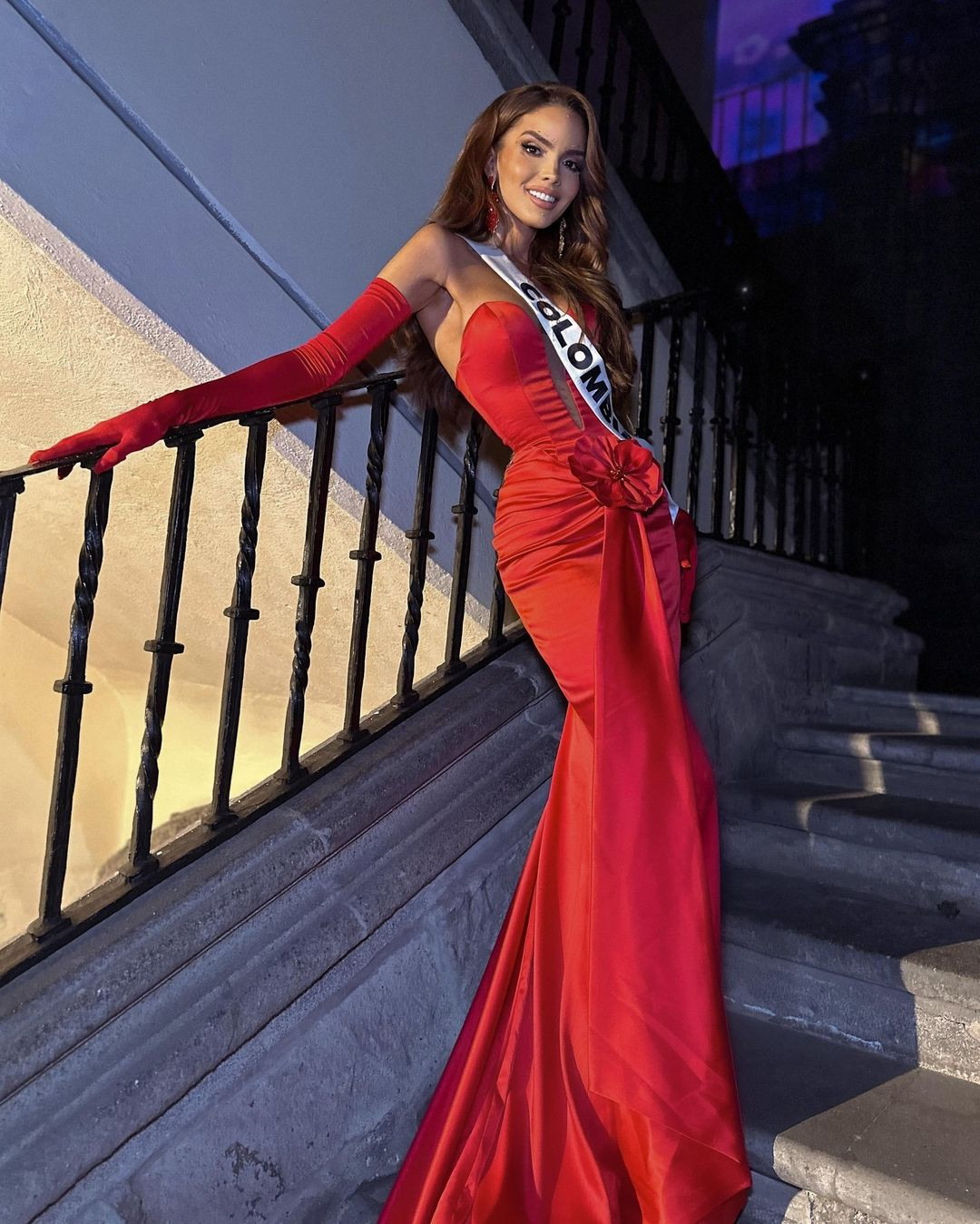 Đại diện Colombia - Daniela Toloza - là thí sinh nhiều kinh nghiệm của khu vực châu Mỹ. Daniela Toloza năm nay 30 tuổi. Cô là chuyên gia thiết kế trang phục, quản lý cấp cao và quan hệ công chúng. Daniela Toloza là người đẹp hiếm hoi đăng quang Hoa hậu Hoàn vũ Colombia ở tuổi 30.