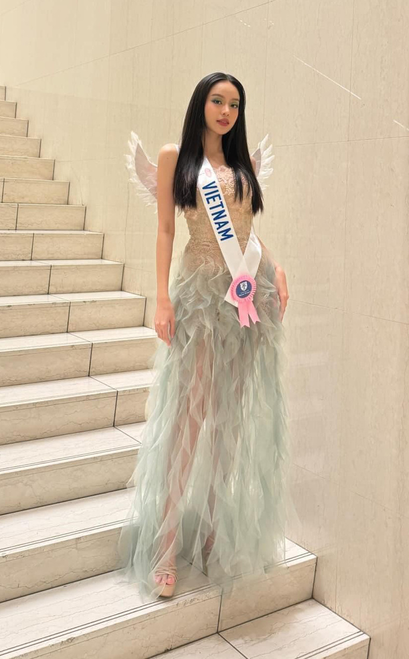 Hoa hậu Thanh Thủy diện bộ váy dạ hội xuyên thấu tông màu xanh pastel, hóa thân thành cô tiên xanh ở buổi tiệc. Người đẹp trổ tài tự make-up phù hợp với vẻ ngoài. Những ngày qua, Thanh Thủy được khen tự trang điểm, làm tóc chuyên nghiệp.