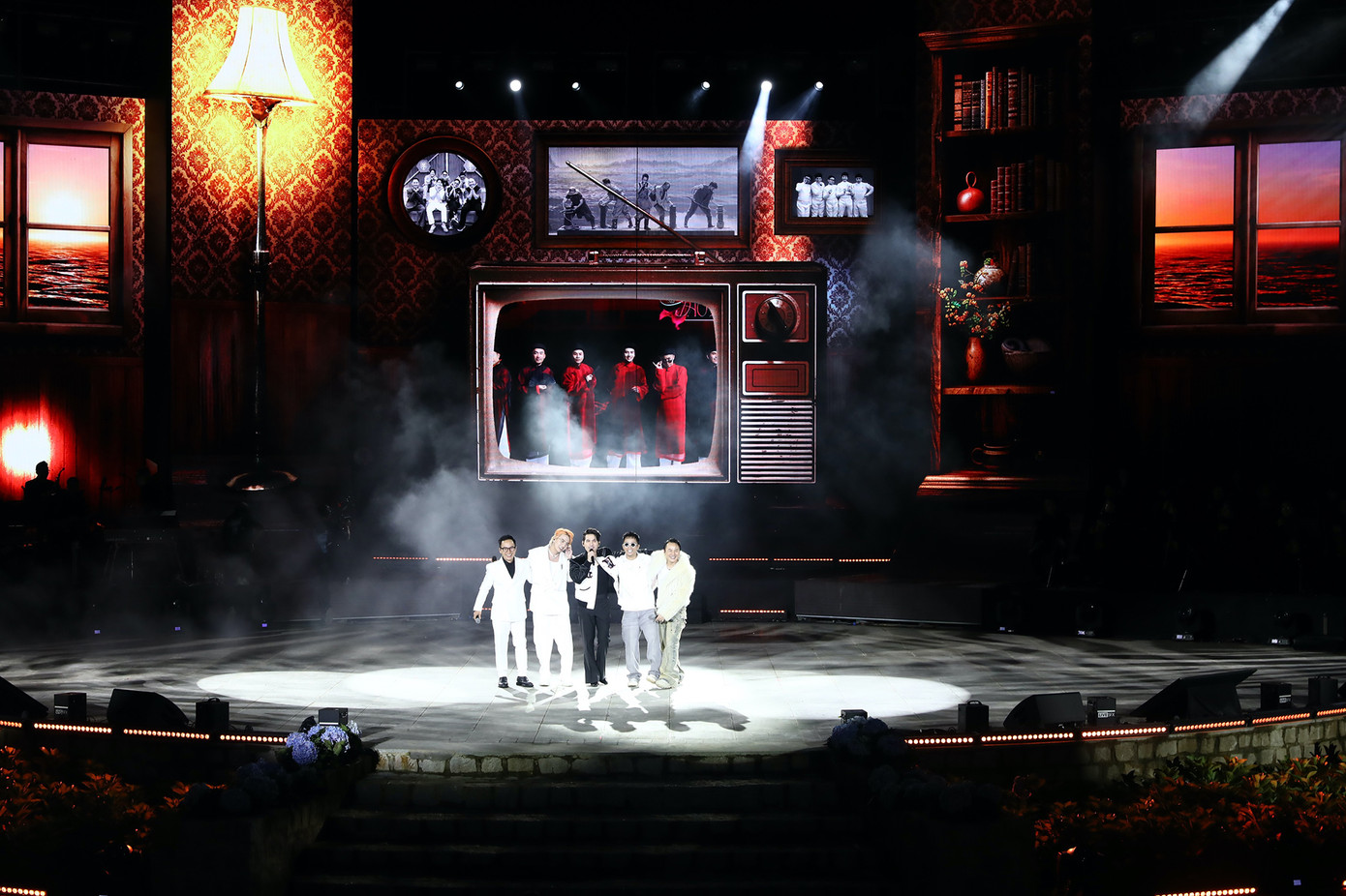 Điểm nhấn đặc biệt của chương trình là màn trình diễn Thu Hoài của Quốc Thiên cùng với team Nhà trẻ, gồm những nghệ sĩ thân thiết từ show Anh trai vượt ngàn chông gai. Không chỉ là màn biểu diễn sôi động, Thu Hoài trở thành biểu tượng cho tinh thần đoàn kết, sự sẻ chia và tình bạn bền chặt giữa các nghệ sĩ.