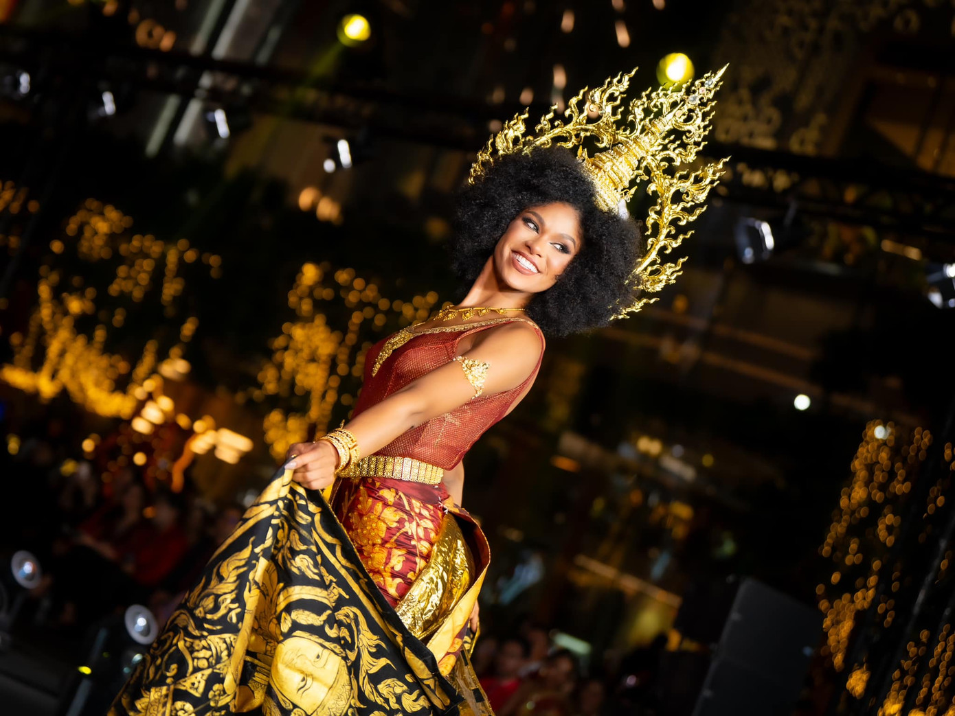 Dàn người đẹp cũng trình diễn trang phục dân tộc lộng lẫy, hoành tráng của Thái Lan ở sự kiện.