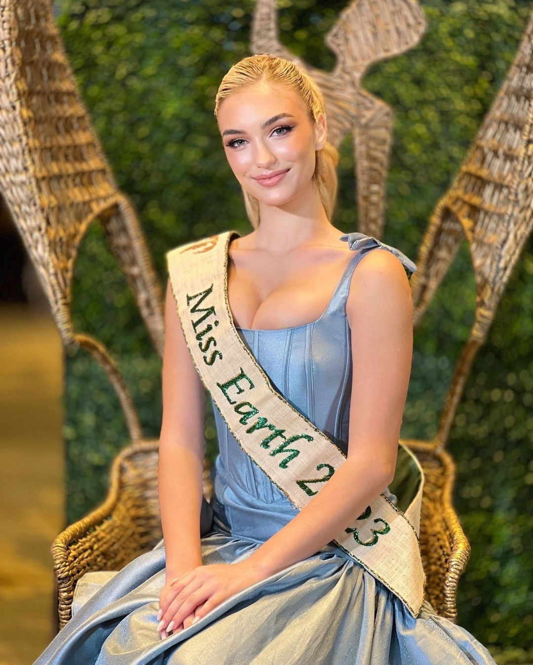 Sau khi đăng quang danh hiệu Hoa hậu Trái Đất 2023 tại Việt Nam, Drita Ziri trở về quê nhà Albania và được chào đón nồng nhiệt. Cô là người đẹp Albania đầu tiên mang về danh hiệu cao quý tại một trong những cuộc thi nhan sắc lớn nhất thế giới.