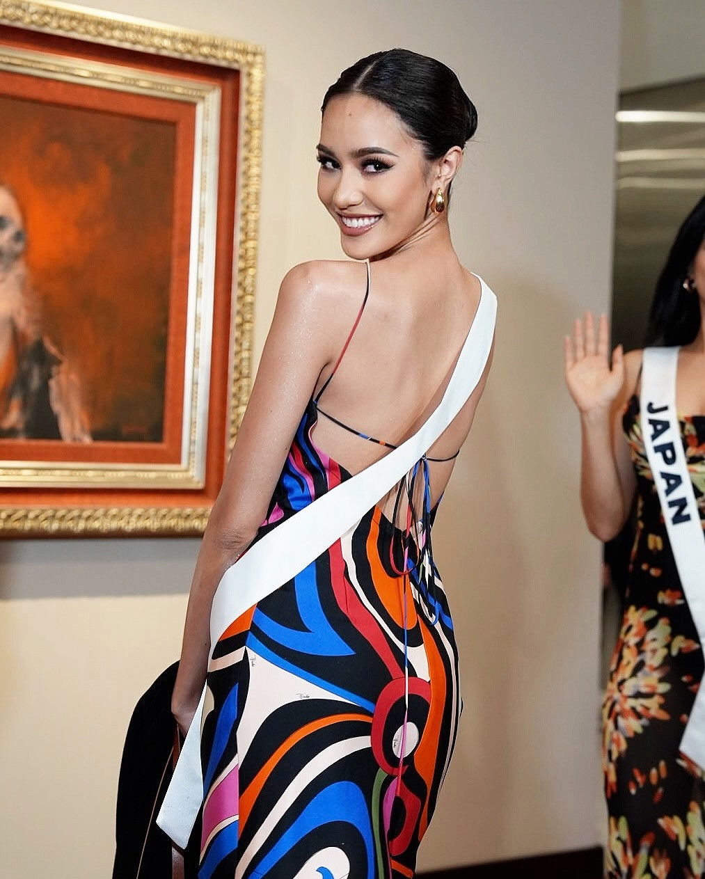 Tại cuộc thi năm nay, Opal có phong cách thời trang ấn tượng. Cô luôn xuất hiện rạng rỡ, chỉn chu, được khán giả khen ngợi. Người đẹp thường dậy vào lúc 3-4h sáng và livestream trong lúc trang điểm, làm tóc để chuẩn bị cho các hoạt động.