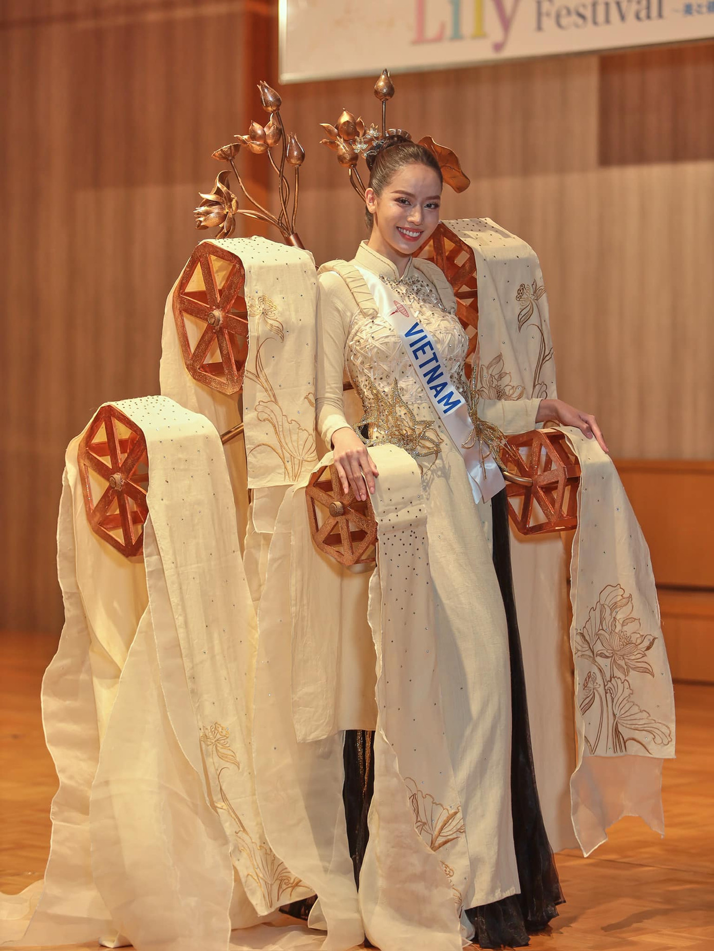 Thanh Thủy trình diễn bộ trang phục Lụa nàng Sen.