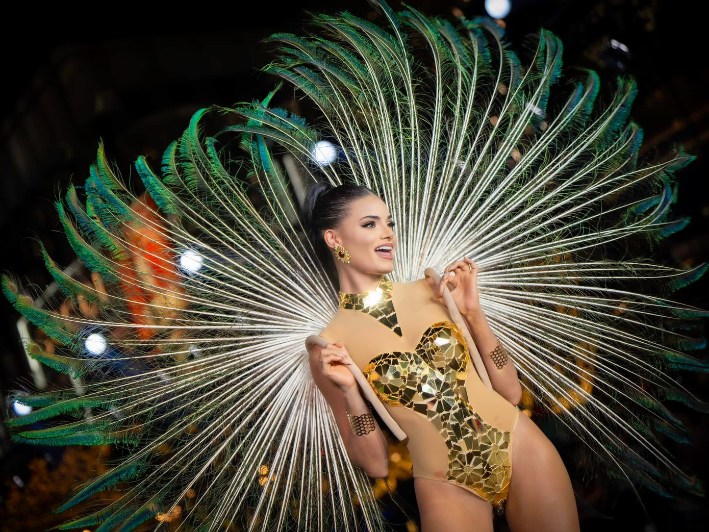 Á hậu 5 người Cộng hòa Dominica - María Felix - diện áo tắm dát vàng độc đáo.