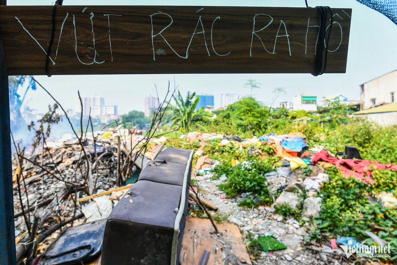 Thậm chí, xuất hiện cả tấm biển "vứt rác ra hồ" viết tay được treo trong ngõ 364 Giải Phóng, cho phép cư dân tại đây vứt rác thải. Theo ông Trần Văn Hoàng, người dân sinh sống gần khu vực này, tình trạng đổ phế liệu, rác thải ra hồ đã diễn ra nhiều năm, dân ở đây không rõ ai làm. Tuy nhiên nhiều người tiện tay thường xuyên vứt rác sinh hoạt ra đây khiến tình trạng ô nhiễm kéo dài quá lâu.