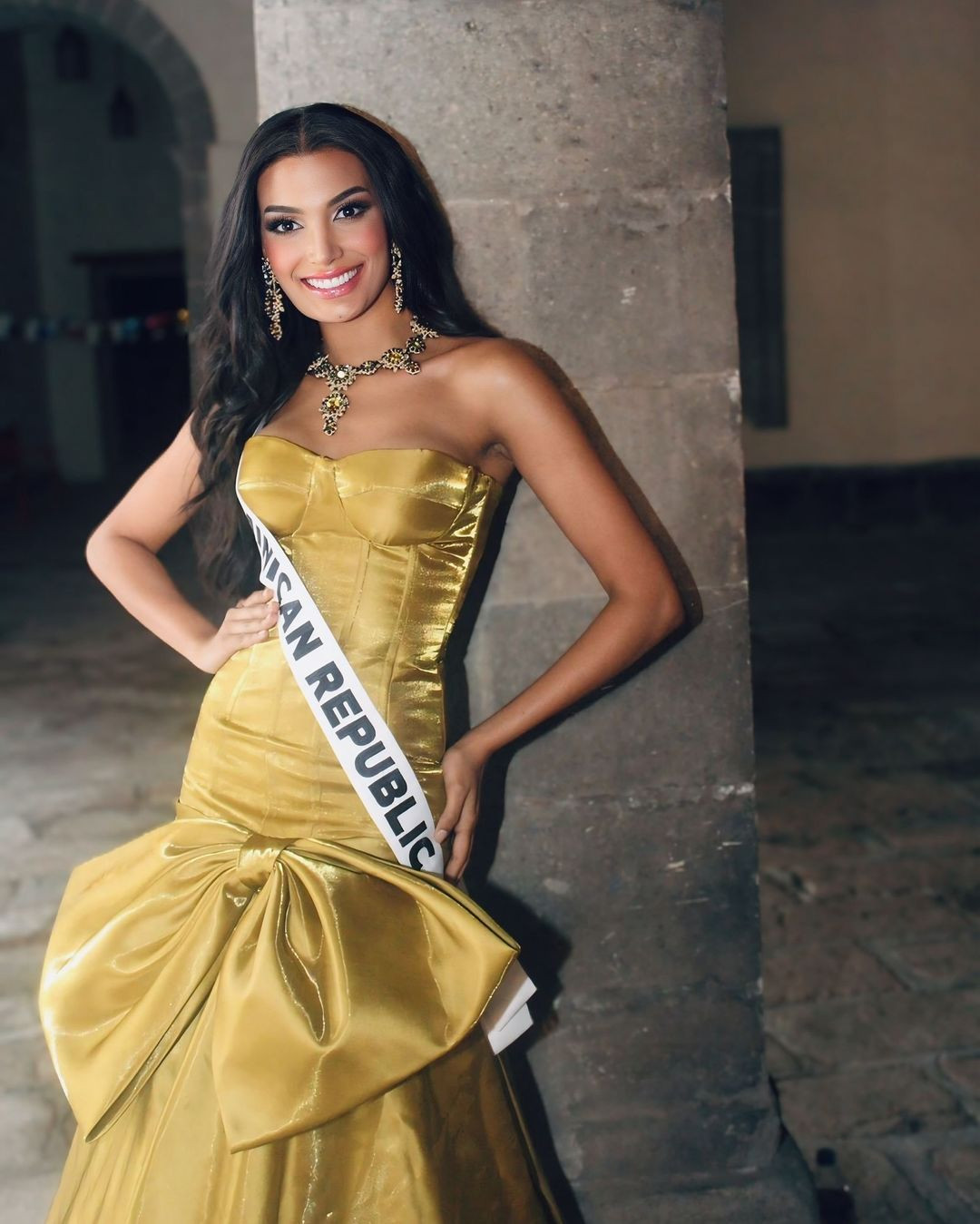 Tuy đến muộn hơn các thí sinh, đại diện Cộng hòa Dominica - Celinee Santos - nhận được sự chú ý của khán giả, truyền thông. Cô đang được đánh giá là ứng viên sáng giá cho vương miện. Người đẹp luôn xuất hiện với những trang phục lộng lẫy, kiêu sa.