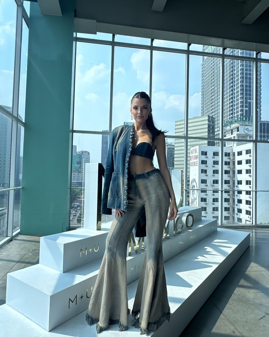 Đại diện Peru - Tatiana Calmell - được nhận xét là ứng viên nổi bật trong những ngày đầu nhập cuộc. Cô có phong cách thời trang cá tính, hiện đại.