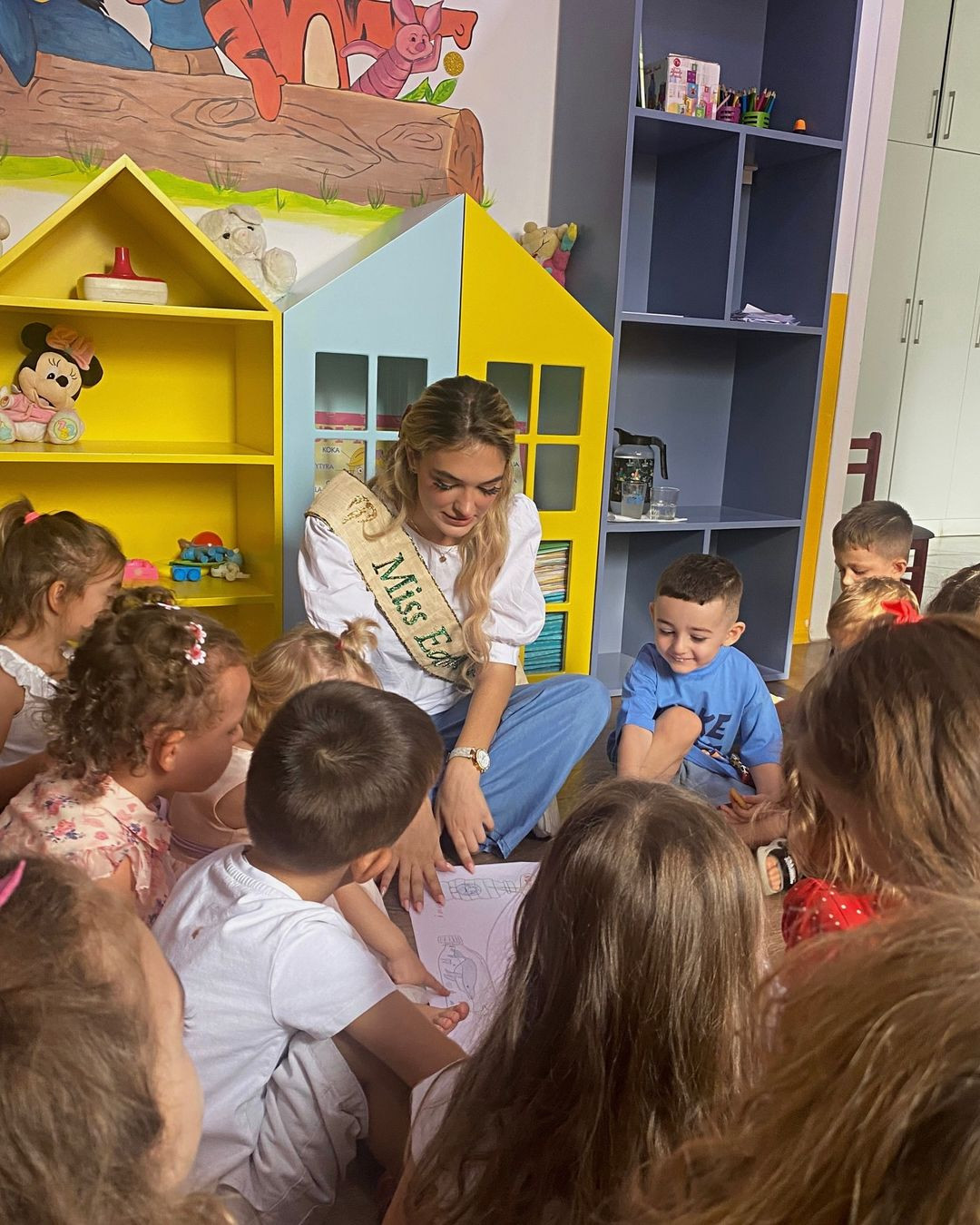 Người đẹp cùng tổ chức phi lợi nhuận River Cleanup giúp thu dọn rác thải trên sông, hồ, kênh... để giữ sạch nguồn nước.