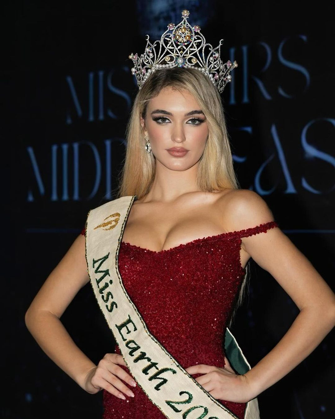 Trên trang cá nhân, Drita Ziri chủ yếu đăng ảnh du lịch, nghỉ dưỡng. Cô ít cập nhật hình ảnh tham gia sự kiện hoặc các hoạt động xã hội.